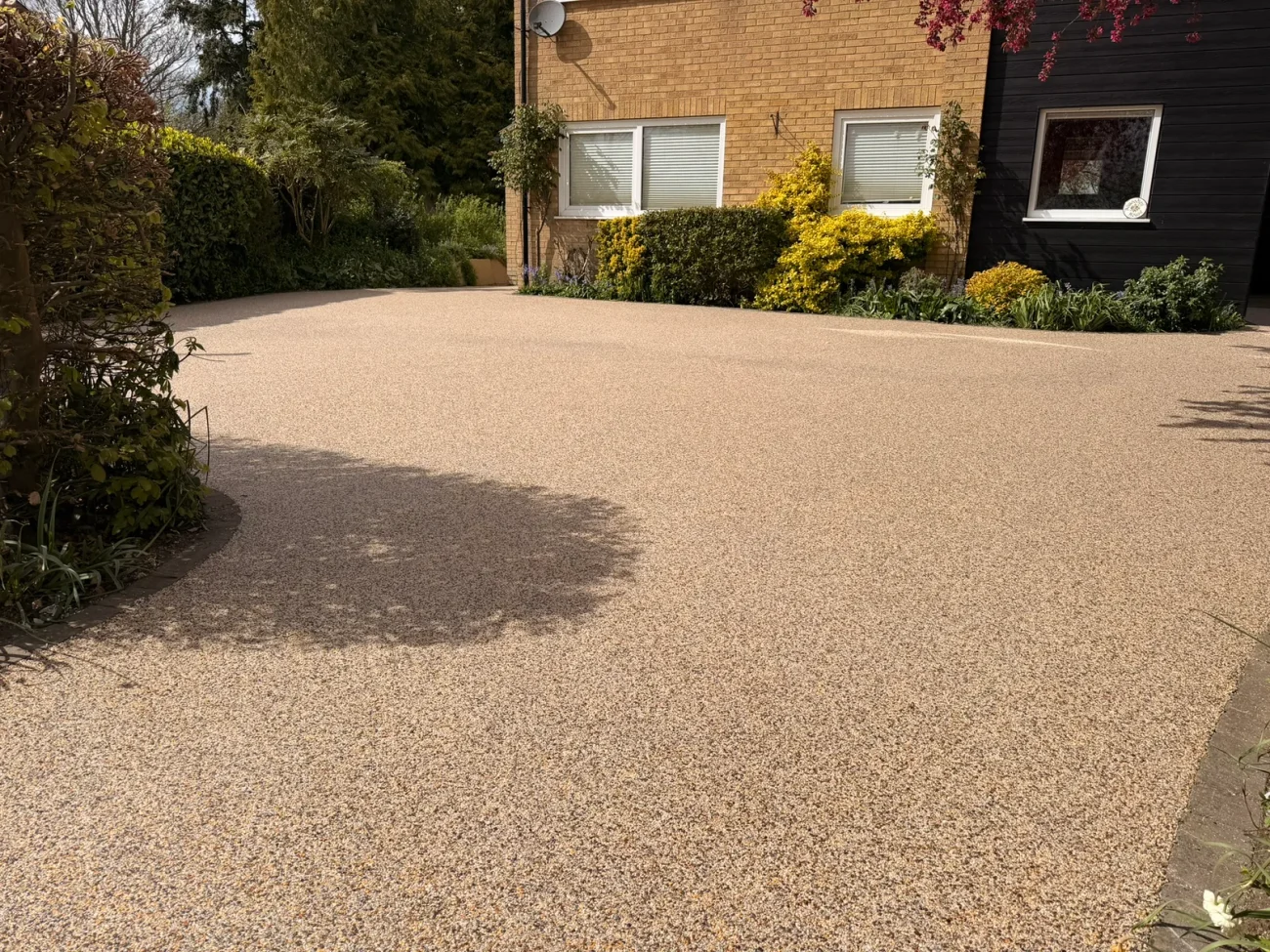 Finished resin driveway laid in warm, dry conditions